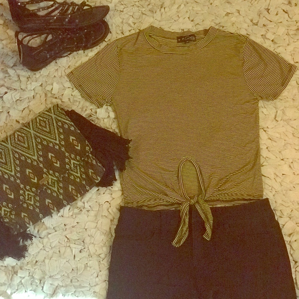 NWOT!! Yellow/green & black crop top